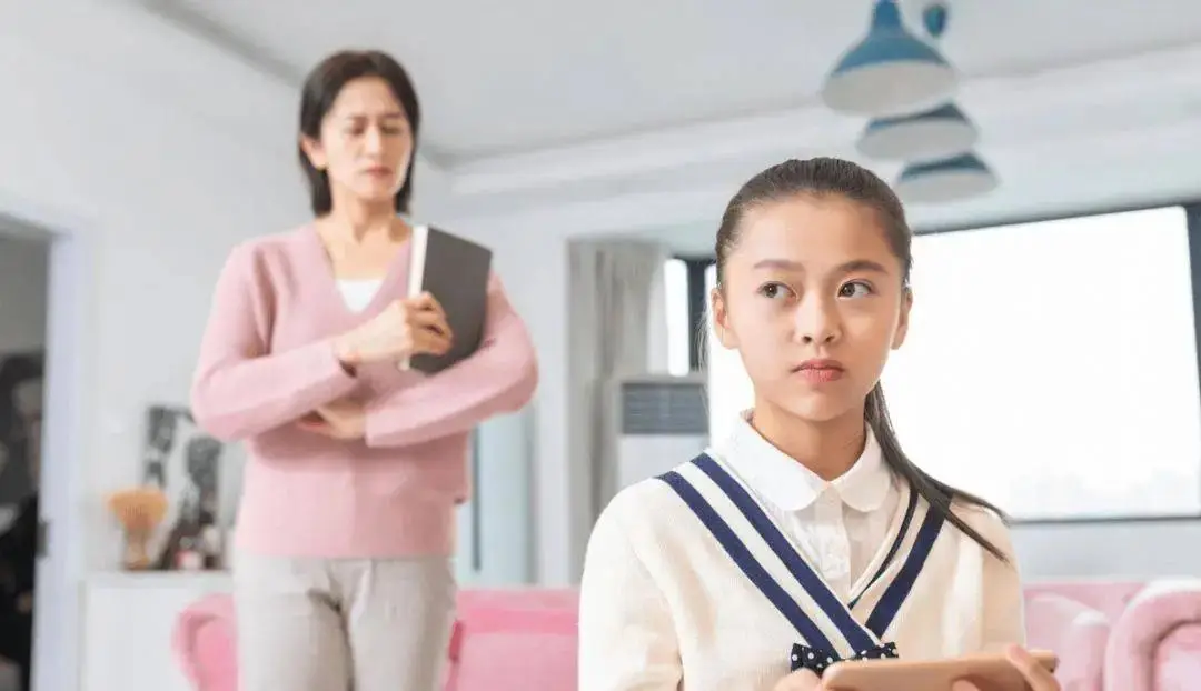 Con g&aacute;i 14 tuổi c&oacute; bạn trai, người mẹ chỉ l&agrave;m đ&uacute;ng 1 việc m&agrave; ngay h&ocirc;m sau c&ocirc; b&eacute; chủ động n&oacute;i chia tay- Ảnh 2.