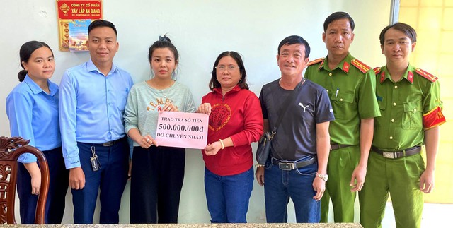 Hai vợ chồng c&ugrave;ng đến ng&acirc;n h&agrave;ng VietinBank chuyển khoản 500 triệu đồng: Kh&ocirc;ng l&acirc;u sau c&ocirc;ng an mời l&agrave;m việc- Ảnh 1.