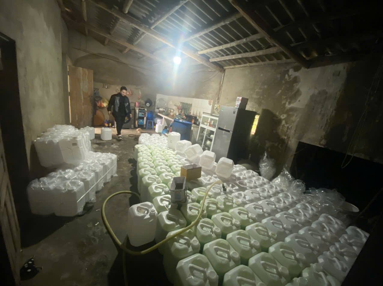 C&ocirc;ng an bất ngờ ph&aacute;t hiện 44 can nhựa chứa dung dịch m&agrave;u xanh trong căn nh&agrave; ẩm thấp: Thứ quen mặt, nhiều người t&igrave;m mua dịp Tết- Ảnh 1.