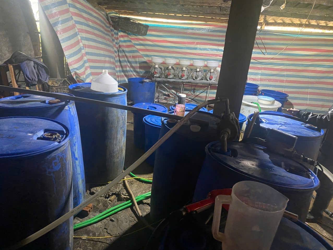 C&ocirc;ng an bất ngờ ph&aacute;t hiện 44 can nhựa chứa dung dịch m&agrave;u xanh trong căn nh&agrave; ẩm thấp: Thứ quen mặt, nhiều người t&igrave;m mua dịp Tết- Ảnh 2.