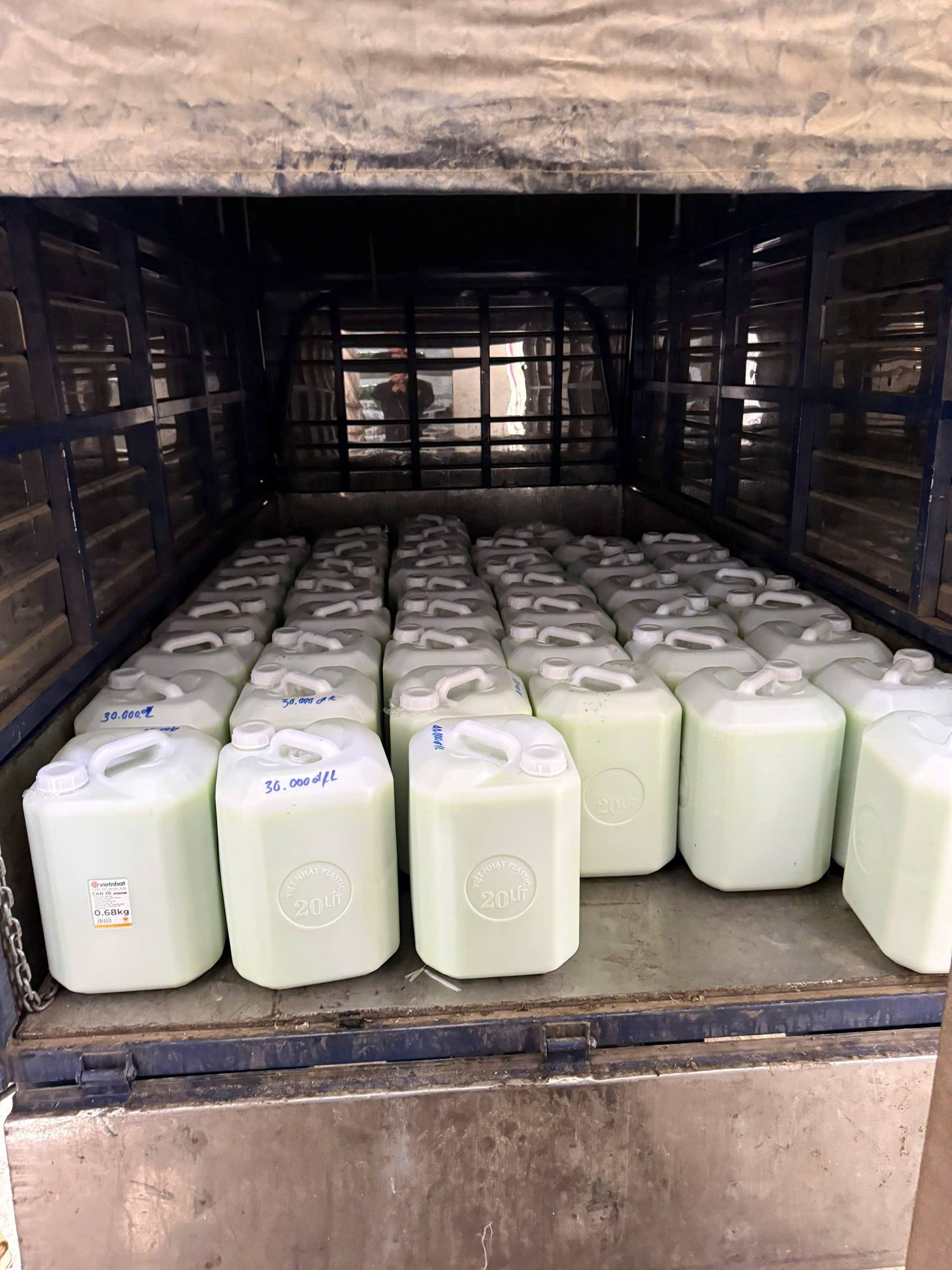 C&ocirc;ng an bất ngờ ph&aacute;t hiện 44 can nhựa chứa dung dịch m&agrave;u xanh trong căn nh&agrave; ẩm thấp: Thứ quen mặt, nhiều người t&igrave;m mua dịp Tết- Ảnh 3.