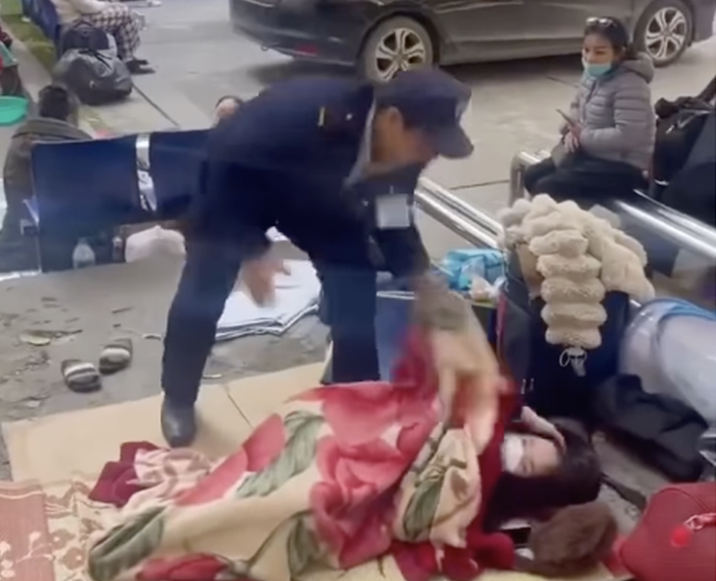 Bệnh viện Bạch Mai yêu cầu cho thôi việc bảo vệ "ném chăn" người nhà bệnh nhân khi trời giá rét- Ảnh 1. Bệnh viện Bạch Mai yêu cầu cho thôi việc bảo vệ "ném chăn" người nhà bệnh nhân khi trời giá rét- Ảnh 1.