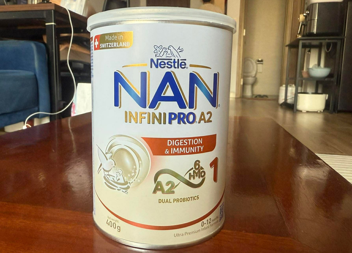 Mẹ trẻ run tay khi ph&aacute;t hiện con đ&atilde; uống hết hộp sữa trong danh s&aacute;ch thu hồi