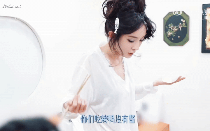 Gương mặt biến dạng như &ldquo;người ngo&agrave;i h&agrave;nh tinh&rdquo; của Dương Mịch- Ảnh 2.