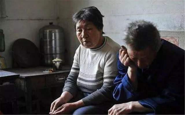 B&aacute;n nh&agrave; l&agrave;m qu&agrave; cưới cho con, c&aacute;i kết cuối đời cay đắng: Đ&acirc;y l&agrave; c&aacute;ch nu&ocirc;i dạy con sai lầm nhất, nhiều cha mẹ mắc phải- Ảnh 1.