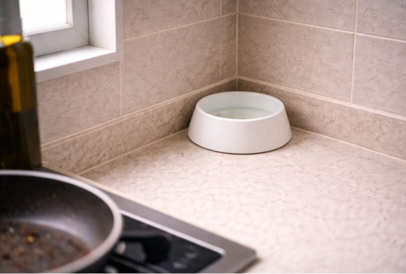 Mẹ dạy: Chỉ cần đặt một b&aacute;t nước ở bếp - m&ugrave;i chi&ecirc;n x&agrave;o bay nhanh hơn hẳn m&agrave; kh&ocirc;ng cần m&aacute;y h&uacute;t m&ugrave;i- Ảnh 2.