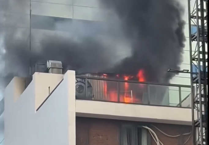 Nghi ng&uacute;t kh&oacute;i lửa tr&ecirc;n s&acirc;n thượng spa giữa trung t&acirc;m TPHCM- Ảnh 1.