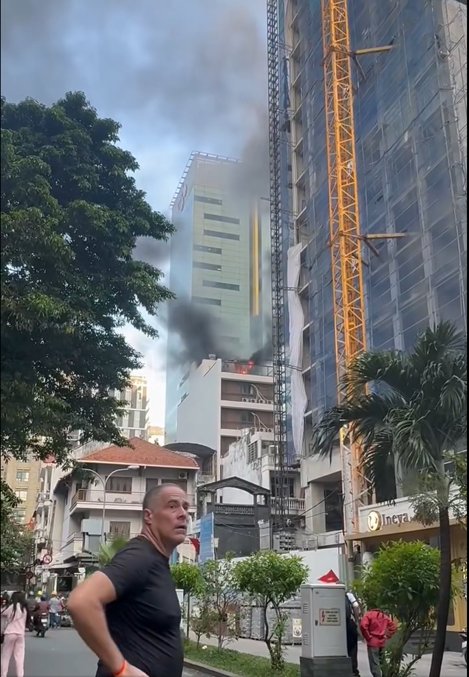 Nghi ng&uacute;t kh&oacute;i lửa tr&ecirc;n s&acirc;n thượng spa giữa trung t&acirc;m TPHCM- Ảnh 2.