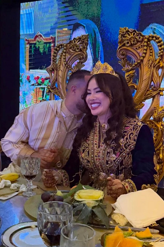 C&ocirc; d&acirc;u Việt h&uacute;t 6 triệu lượt xem trong đ&aacute;m cưới Ho&agrave;ng gia phi&ecirc;n bản đời thực: D&aacute;t v&agrave;ng đ&uacute;ng nghĩa đen!- Ảnh 2.