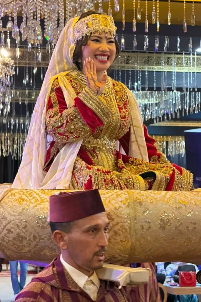 C&ocirc; d&acirc;u Việt h&uacute;t 6 triệu lượt xem trong đ&aacute;m cưới Ho&agrave;ng gia phi&ecirc;n bản đời thực: D&aacute;t v&agrave;ng đ&uacute;ng nghĩa đen!- Ảnh 1.