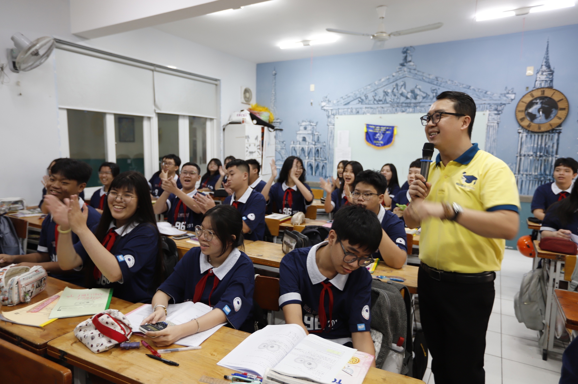 &Iacute;t nhất 70% học sinh v&agrave;o lớp 10 c&ocirc;ng lập ở Tp.HCM: C&aacute;nh cửa rộng mở hay cuộc cạnh tranh mới?- Ảnh 2.