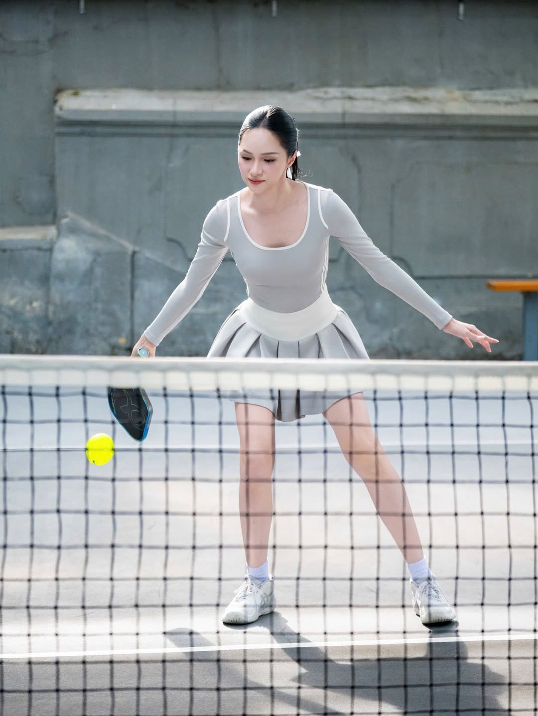 C&oacute; mấy tấm ảnh Kỳ Duy&ecirc;n chơi pickleball với Hương Giang th&ocirc;i m&agrave; kh&ocirc;ng thể rời mắt, visual trắng ph&aacute;t s&aacute;ng!- Ảnh 11.