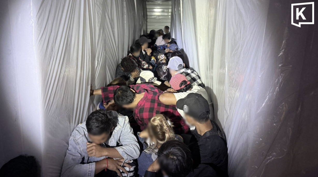 Phát hiện 37 người trong thùng xe tải nhập cảnh trái phép vào Thái Lan- Ảnh 1. Phát hiện 37 người trong thùng xe tải nhập cảnh trái phép vào Thái Lan- Ảnh 1.