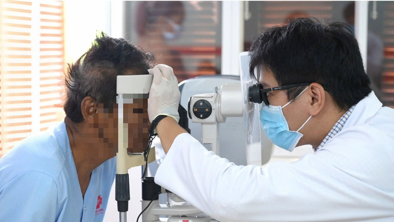 Mảnh vỡ lưỡi cưa m&aacute;y găm trực diện v&agrave;o mắt người đ&agrave;n &ocirc;ng- Ảnh 1.