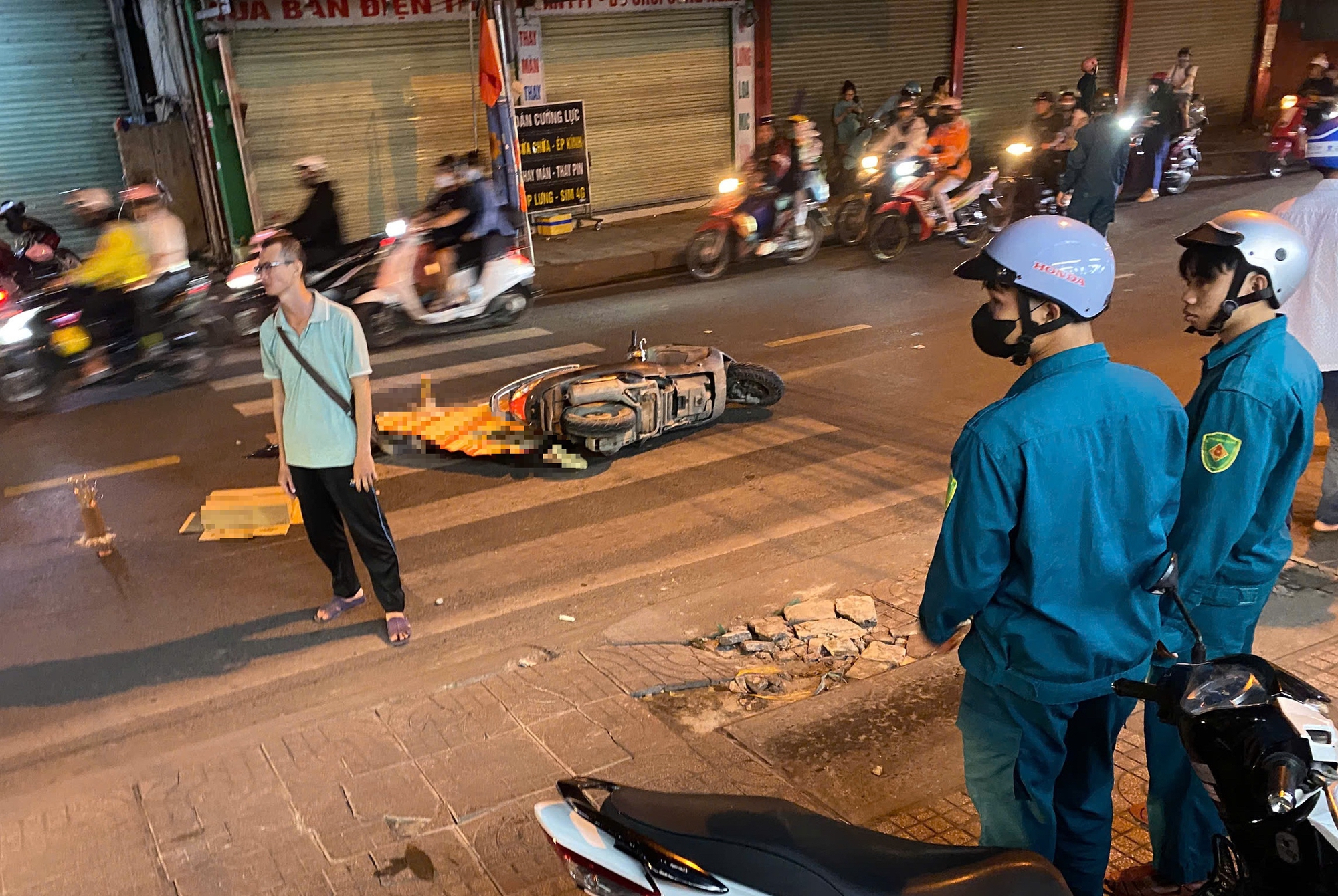TPHCM: Người đàn ông ngã xuống đường, bị ô tô cán qua?- Ảnh 1. TPHCM: Người đàn ông ngã xuống đường, bị ô tô cán qua?- Ảnh 1.