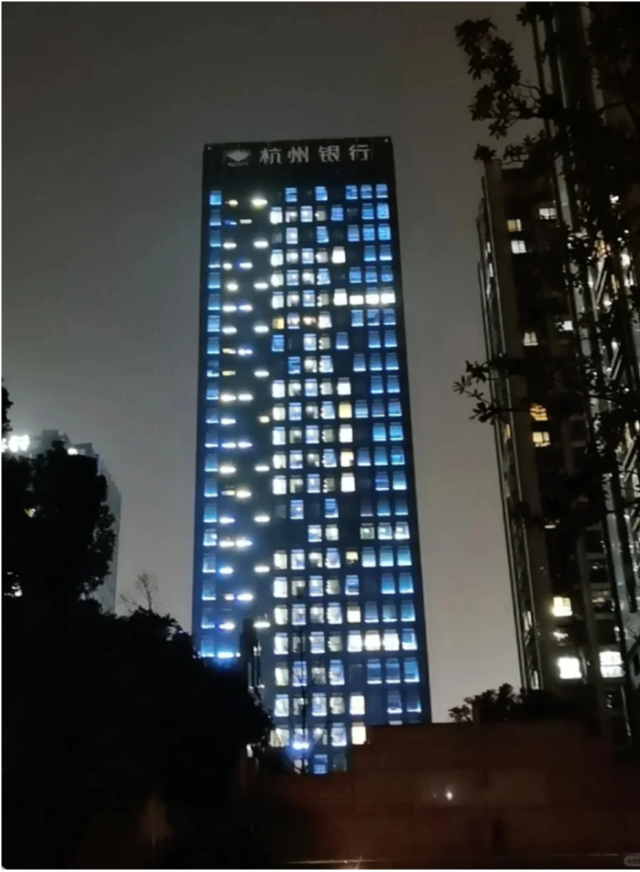 Sau 22 giờ, chuyện g&igrave; xảy ra b&ecirc;n trong c&aacute;c to&agrave; nh&agrave; ng&acirc;n h&agrave;ng, c&ocirc;ng ty c&ocirc;ng nghệ ở Trung Quốc?- Ảnh 2.