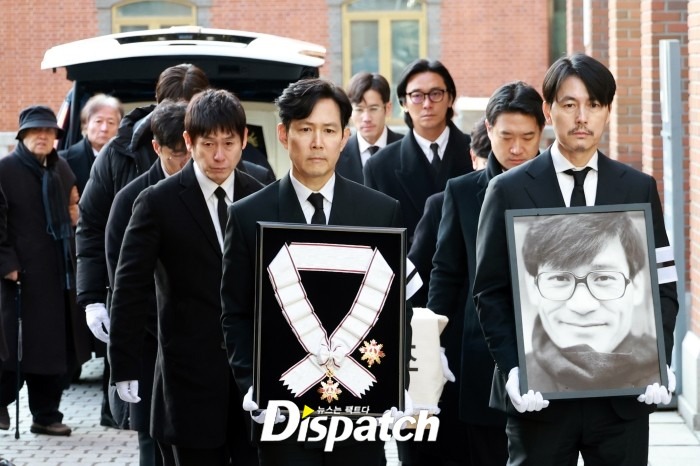 Hyun Bin tiều tụy, cố n&eacute;n nước mắt trong ng&agrave;y đưa tiễn 