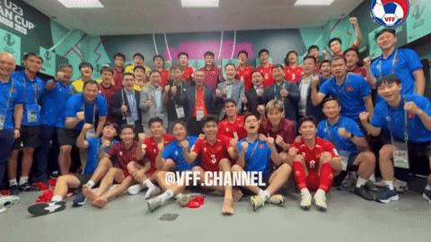 Khung h&igrave;nh xinh y&ecirc;u: Ph&ograve;ng thay đồ U23 Việt Nam tr&agrave;n tiếng cười khi thắng U23 Kyrgyzstan, s&aacute;ng cửa v&agrave;o tứ kết U23 ch&acirc;u &Aacute;- Ảnh 2.