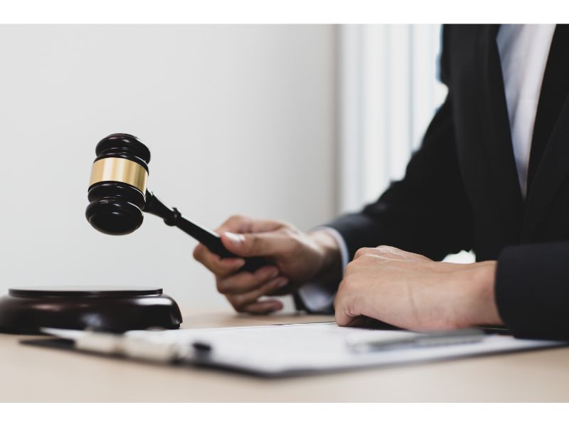 Nhận được 15 tỷ đồng tiền đền b&ugrave; đất, người đ&agrave;n &ocirc;ng gửi ng&acirc;n h&agrave;ng lấy l&atilde;i 500 triệu/năm, đến ng&agrave;y đ&aacute;o hạn th&igrave; được th&ocirc;ng b&aacute;o: "Sổ tiết kiệm l&agrave; giả, anh t&igrave;m người kh&aacute;c giải quyết đi"- Ảnh 2.