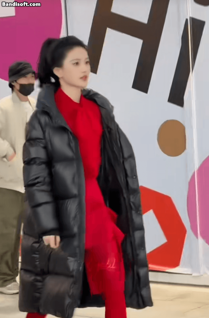 Mặc đồ xấu như mỹ nhân này mà cũng dám ra đường: Giống hệt bình chữa cháy biết đi, có tỉnh táo không đấy?- Ảnh 3. Mặc đồ xấu như mỹ nhân này mà cũng dám ra đường: Giống hệt bình chữa cháy biết đi, có tỉnh táo không đấy?- Ảnh 3.