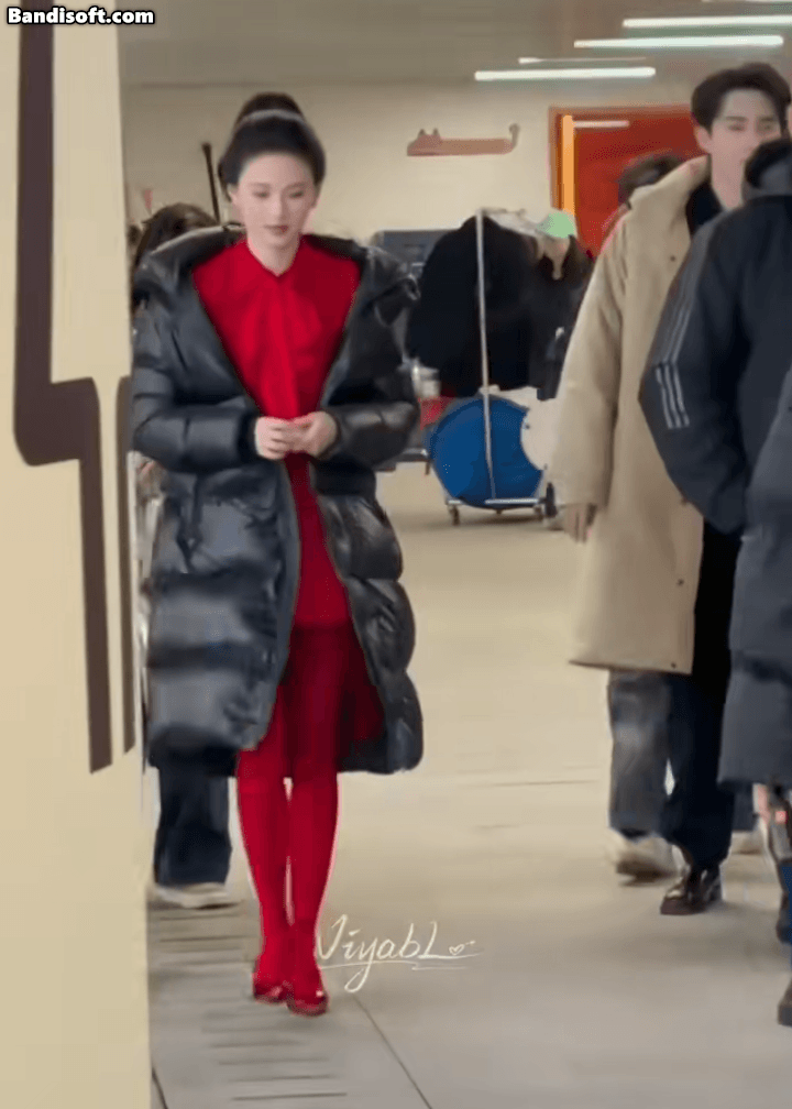 Mặc đồ xấu như mỹ nhân này mà cũng dám ra đường: Giống hệt bình chữa cháy biết đi, có tỉnh táo không đấy?- Ảnh 4. Mặc đồ xấu như mỹ nhân này mà cũng dám ra đường: Giống hệt bình chữa cháy biết đi, có tỉnh táo không đấy?- Ảnh 4.