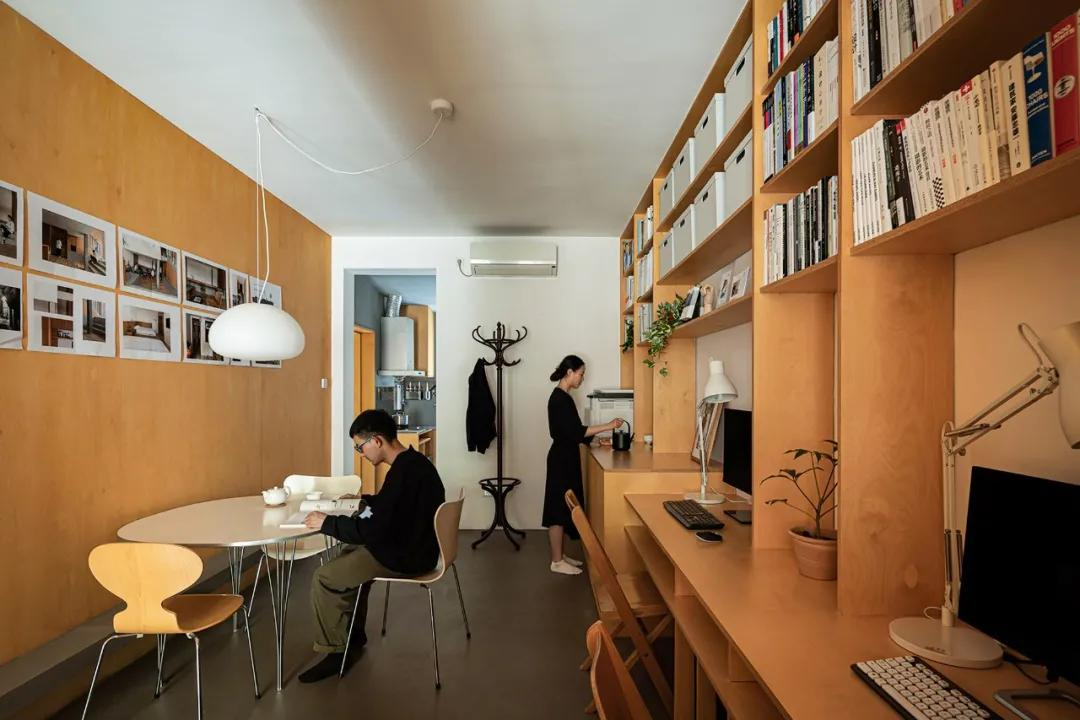 Căn hộ 46m&sup2; của đ&ocirc;i vợ chồng mới cưới trong nh&agrave; tập thể cũ g&acirc;y sốt: V&igrave; sao người trẻ đang &ldquo;quay xe&rdquo; về nh&agrave; cũ trung t&acirc;m - nhỏ nhưng đ&aacute;ng tiền hơn?- Ảnh 2.