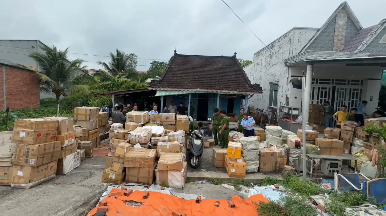 Cho&aacute;ng v&aacute;ng xưởng nước hoa giả Chanel, Dior, Le Labo... của vợ chồng Gi&aacute;m đốc HALOVA: Hơn 130 l&iacute;t nước hoa đ&atilde; pha chế, 12.400 vỏ chai v&agrave; 18.000 nh&atilde;n hiệu nước hoa c&aacute;c loại- Ảnh 1.