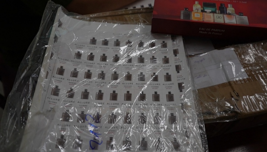 Cho&aacute;ng v&aacute;ng xưởng nước hoa giả Chanel, Dior, Le Labo... của vợ chồng Gi&aacute;m đốc HALOVA: Hơn 130 l&iacute;t nước hoa đ&atilde; pha chế, 12.400 vỏ chai v&agrave; 18.000 nh&atilde;n hiệu nước hoa c&aacute;c loại- Ảnh 7.