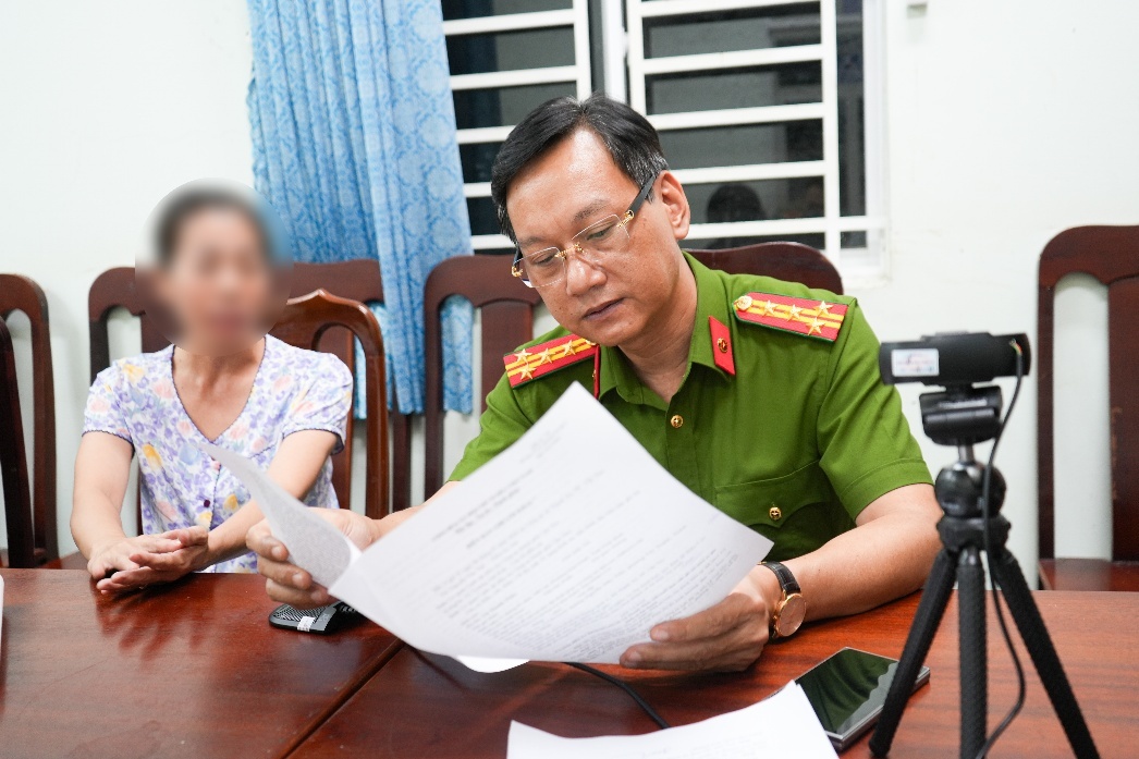 Cho&aacute;ng v&aacute;ng xưởng nước hoa giả Chanel, Dior, Le Labo... của vợ chồng Gi&aacute;m đốc HALOVA: Hơn 130 l&iacute;t nước hoa đ&atilde; pha chế, 12.400 vỏ chai v&agrave; 18.000 nh&atilde;n hiệu nước hoa c&aacute;c loại- Ảnh 8.