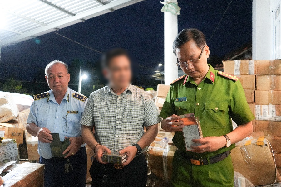 Cho&aacute;ng v&aacute;ng xưởng nước hoa giả Chanel, Dior, Le Labo... của vợ chồng Gi&aacute;m đốc HALOVA: Hơn 130 l&iacute;t nước hoa đ&atilde; pha chế, 12.400 vỏ chai v&agrave; 18.000 nh&atilde;n hiệu nước hoa c&aacute;c loại- Ảnh 9.