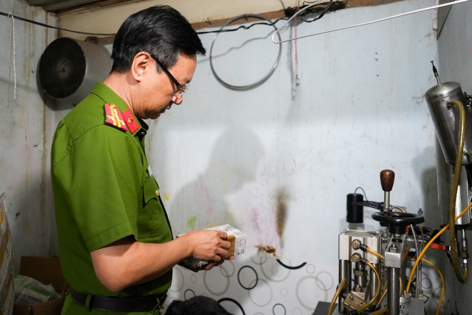 Cho&aacute;ng v&aacute;ng xưởng nước hoa giả Chanel, Dior, Le Labo... của vợ chồng Gi&aacute;m đốc HALOVA: Hơn 130 l&iacute;t nước hoa đ&atilde; pha chế, 12.400 vỏ chai v&agrave; 18.000 nh&atilde;n hiệu nước hoa c&aacute;c loại- Ảnh 2.