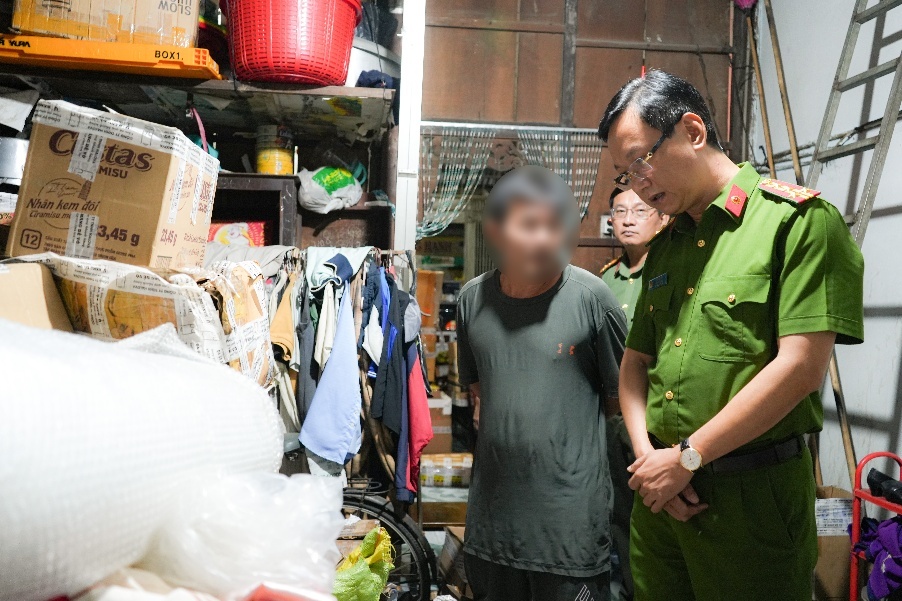 Cho&aacute;ng v&aacute;ng xưởng nước hoa giả Chanel, Dior, Le Labo... của vợ chồng Gi&aacute;m đốc HALOVA: Hơn 130 l&iacute;t nước hoa đ&atilde; pha chế, 12.400 vỏ chai v&agrave; 18.000 nh&atilde;n hiệu nước hoa c&aacute;c loại- Ảnh 3.