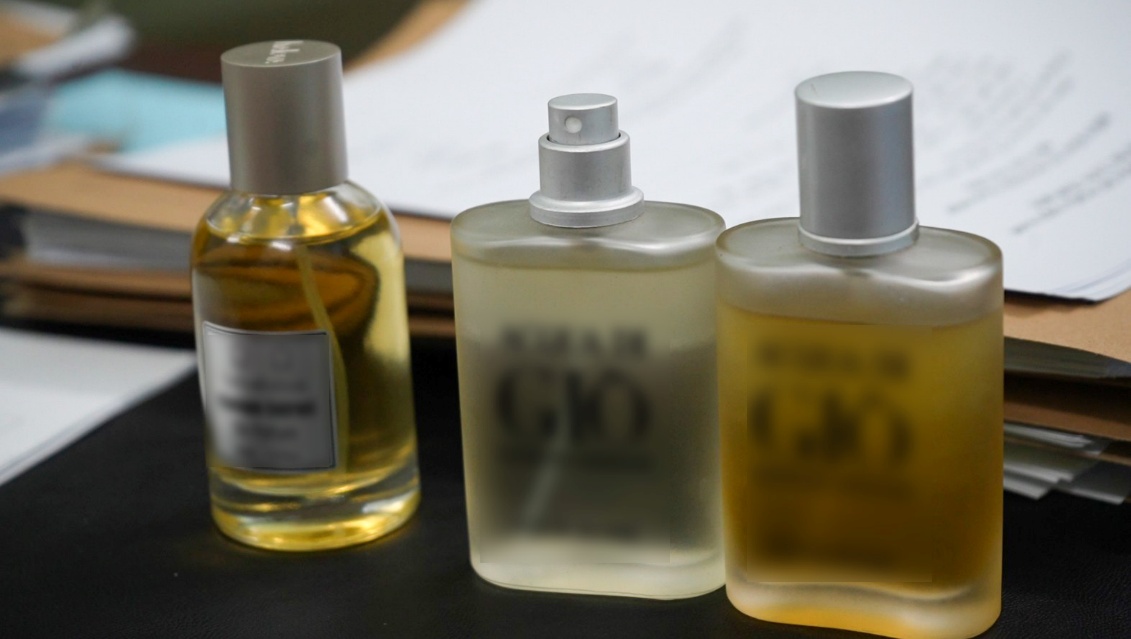 Cho&aacute;ng v&aacute;ng xưởng nước hoa giả Chanel, Dior, Le Labo... của vợ chồng Gi&aacute;m đốc HALOVA: Hơn 130 l&iacute;t nước hoa đ&atilde; pha chế, 12.400 vỏ chai v&agrave; 18.000 nh&atilde;n hiệu nước hoa c&aacute;c loại- Ảnh 6.