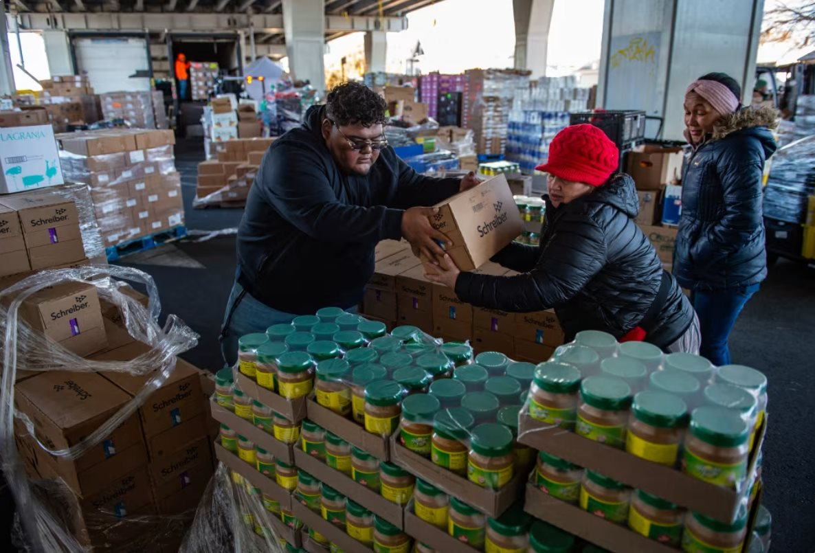 Buồn của nền kinh tế lớn nhất thế giới: Người kiếm nhiều tiền vẫn thấy ngh&egrave;o, chật vật cả với chi ph&iacute; tr&ocirc;ng trẻ, v&igrave; đ&acirc;u?- Ảnh 1.