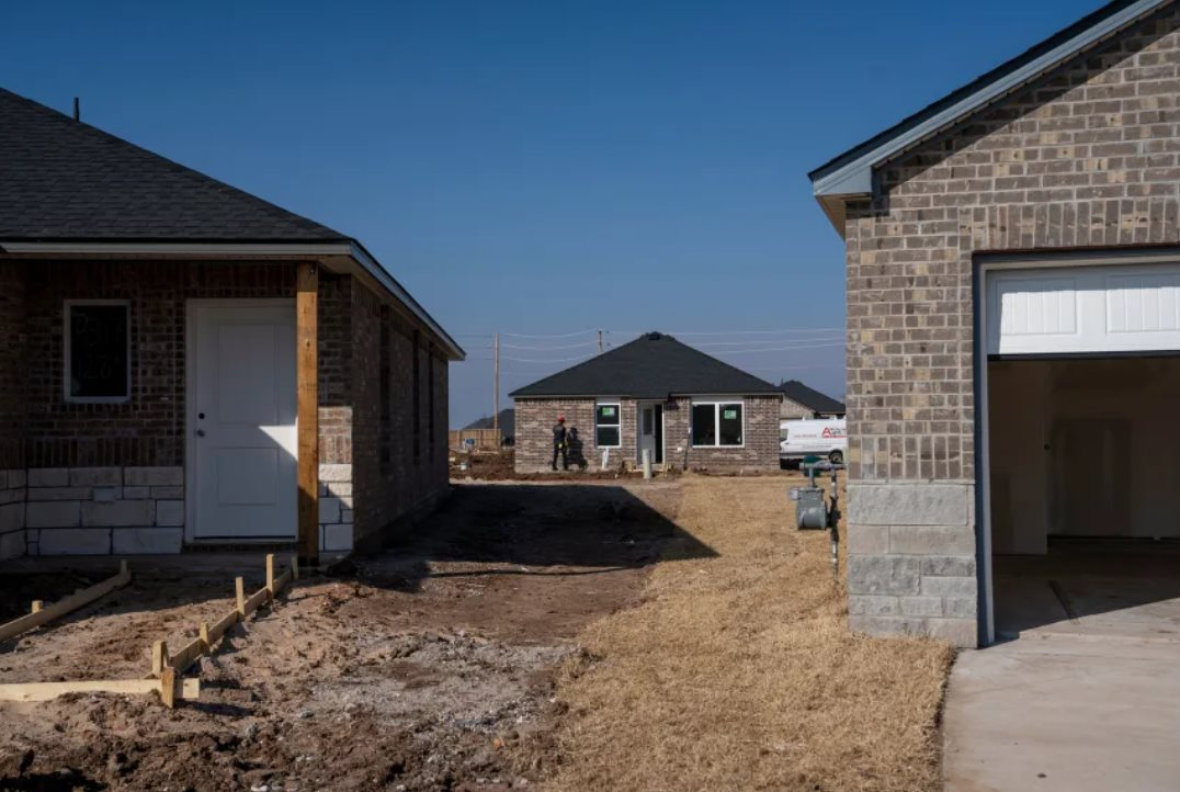 Buồn của nền kinh tế lớn nhất thế giới: Người kiếm nhiều tiền vẫn thấy ngh&egrave;o, chật vật cả với chi ph&iacute; tr&ocirc;ng trẻ, v&igrave; đ&acirc;u?- Ảnh 2.