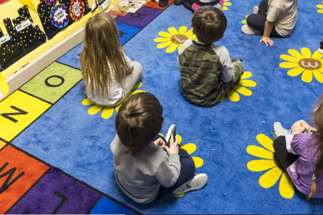 Buồn của nền kinh tế lớn nhất thế giới: Người kiếm nhiều tiền vẫn thấy ngh&egrave;o, chật vật cả với chi ph&iacute; tr&ocirc;ng trẻ, v&igrave; đ&acirc;u?- Ảnh 3.