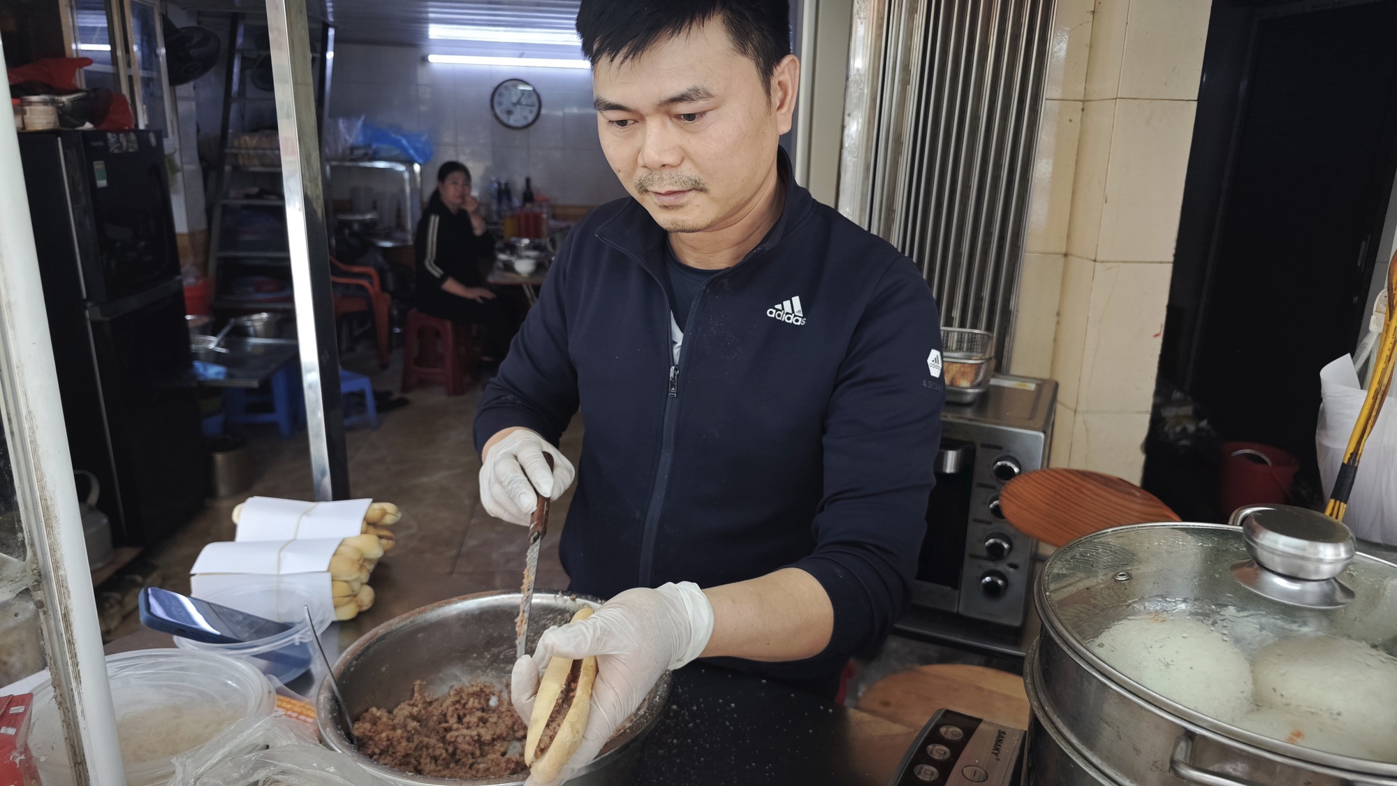 Về Hải Ph&ograve;ng gặp người b&aacute;n pate truyền thống, lượng kh&aacute;ch giảm 60%: &ldquo;Ch&uacute;ng t&ocirc;i kh&ocirc;ng c&oacute; quan hệ g&igrave; với pate Cột Đ&egrave;n kia&rdquo;- Ảnh 3.