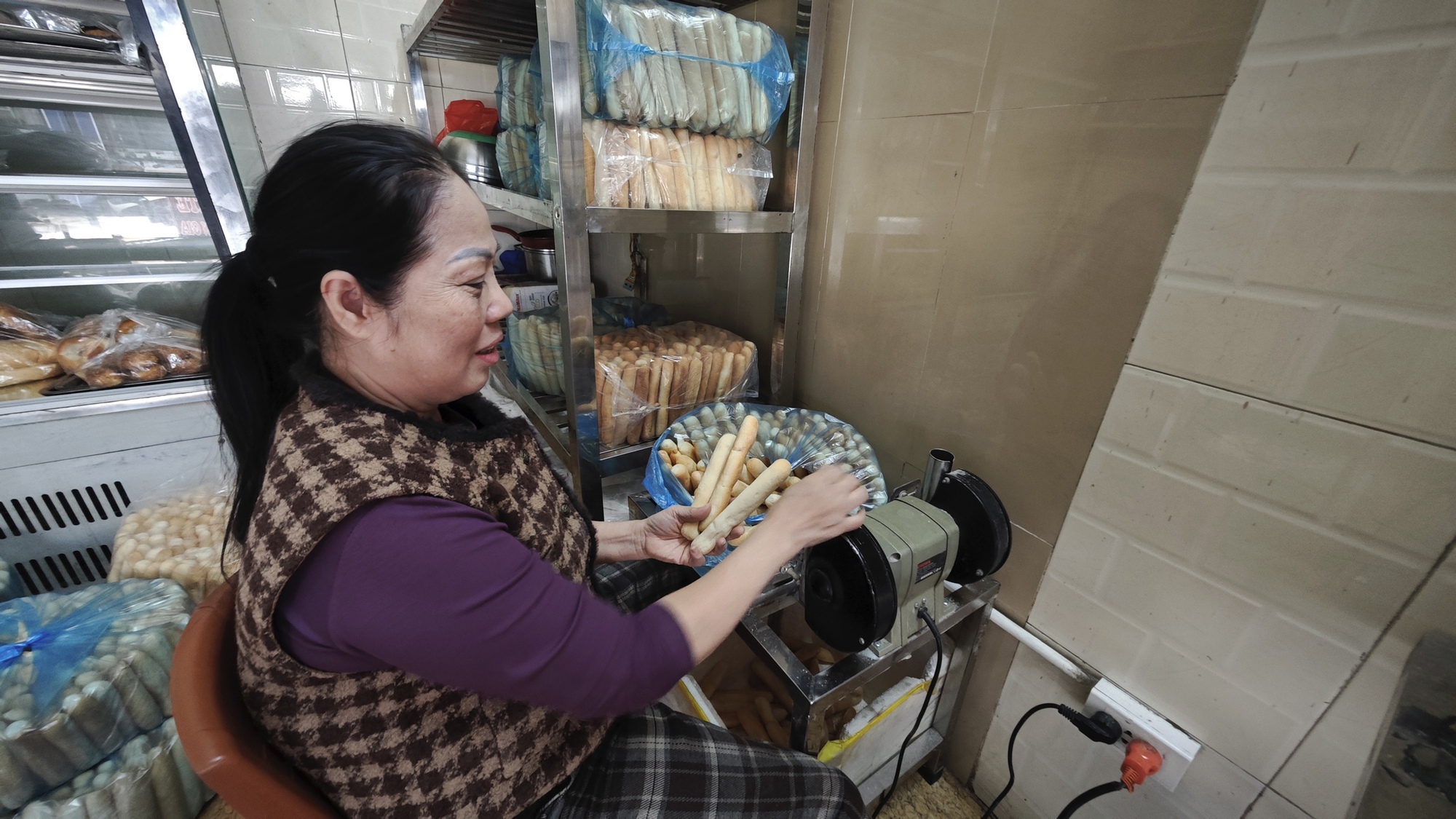 Về Hải Ph&ograve;ng gặp người b&aacute;n pate truyền thống, lượng kh&aacute;ch giảm 60%: &ldquo;Ch&uacute;ng t&ocirc;i kh&ocirc;ng c&oacute; quan hệ g&igrave; với pate Cột Đ&egrave;n kia&rdquo;- Ảnh 13.