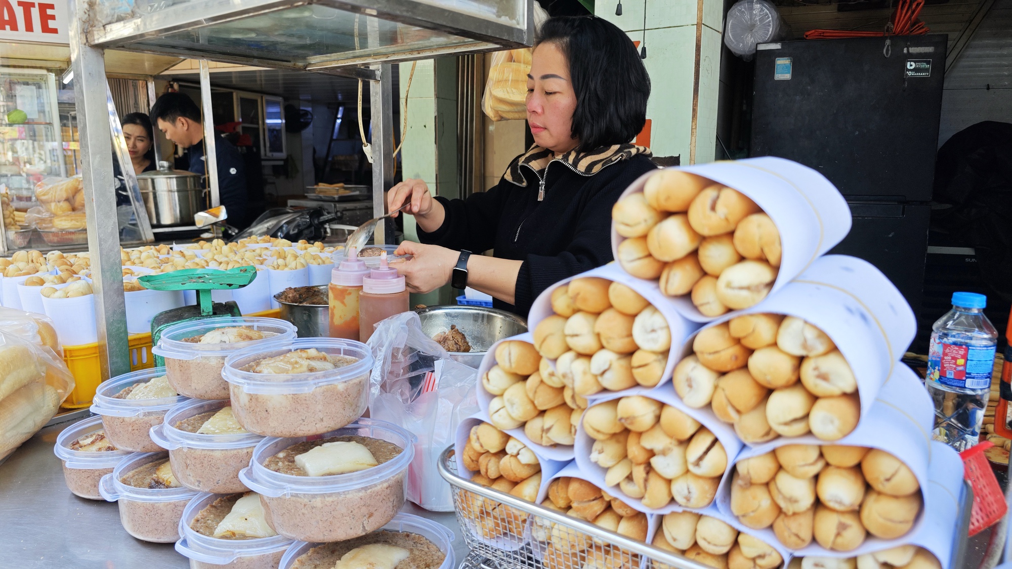 Về Hải Ph&ograve;ng gặp người b&aacute;n pate truyền thống, lượng kh&aacute;ch giảm 60%: &ldquo;Ch&uacute;ng t&ocirc;i kh&ocirc;ng c&oacute; quan hệ g&igrave; với pate Cột Đ&egrave;n kia&rdquo;- Ảnh 10.