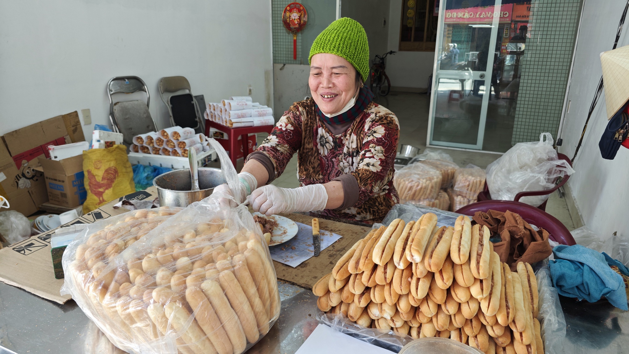 Về Hải Ph&ograve;ng gặp người b&aacute;n pate truyền thống, lượng kh&aacute;ch giảm 60%: &ldquo;Ch&uacute;ng t&ocirc;i kh&ocirc;ng c&oacute; quan hệ g&igrave; với pate Cột Đ&egrave;n kia&rdquo;- Ảnh 6.