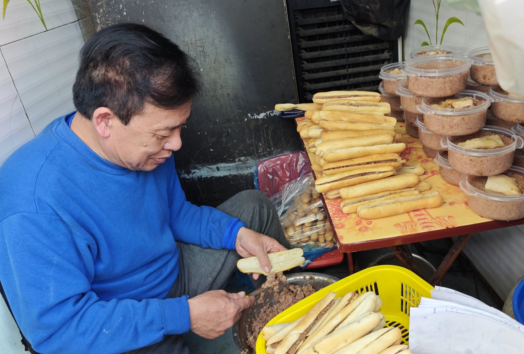 Về Hải Ph&ograve;ng gặp người b&aacute;n pate truyền thống, lượng kh&aacute;ch giảm 60%: &ldquo;Ch&uacute;ng t&ocirc;i kh&ocirc;ng c&oacute; quan hệ g&igrave; với pate Cột Đ&egrave;n kia&rdquo;- Ảnh 9.