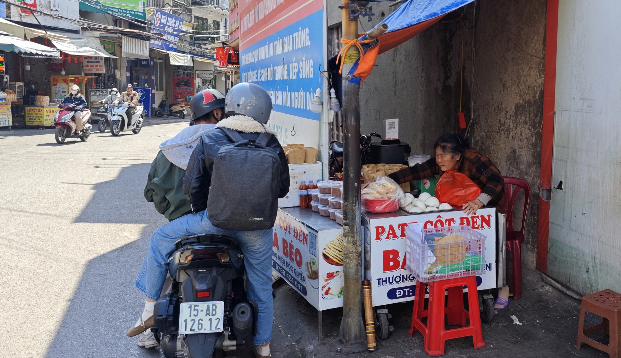 Về Hải Ph&ograve;ng gặp người b&aacute;n pate truyền thống, lượng kh&aacute;ch giảm 60%: &ldquo;Ch&uacute;ng t&ocirc;i kh&ocirc;ng c&oacute; quan hệ g&igrave; với pate Cột Đ&egrave;n kia&rdquo;- Ảnh 16.