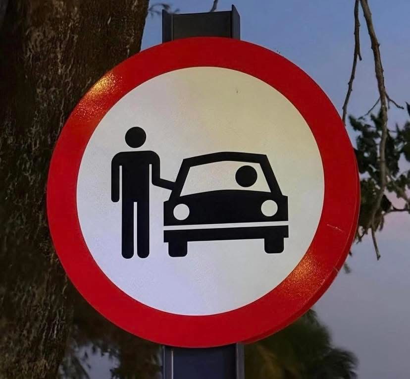 "Tấm biển lạ" ở Hồ Tr&agrave;m g&acirc;y x&ocirc;n xao mạng x&atilde; hội- Ảnh 1.