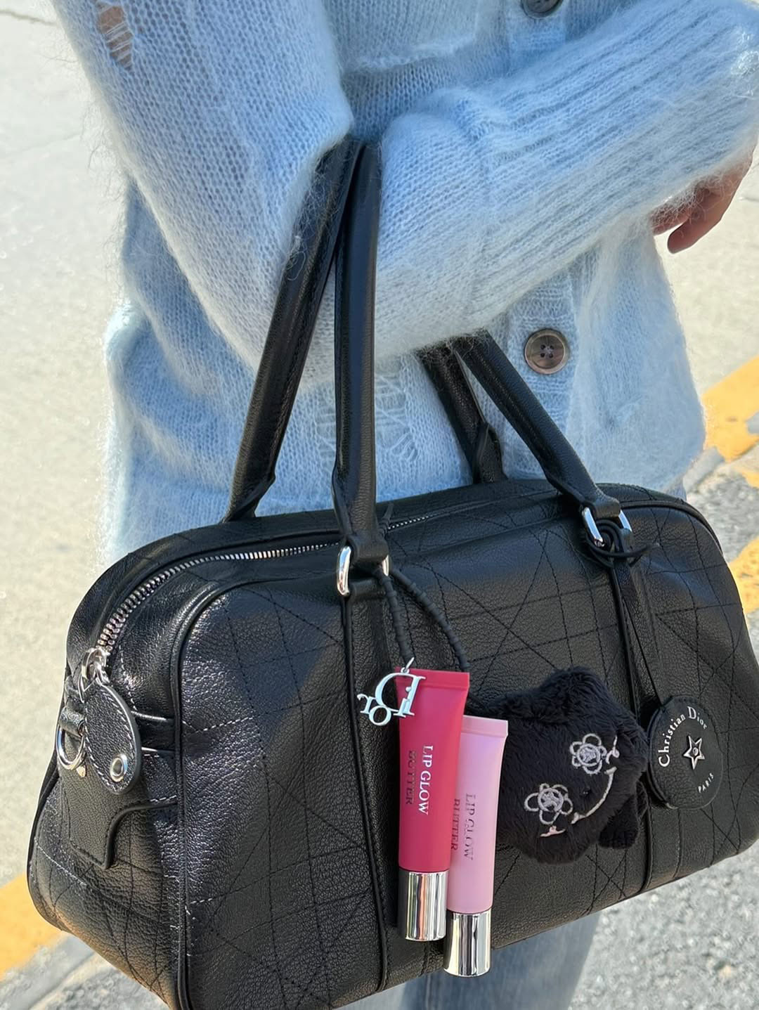 Nối bước Rhode, Huda Beauty khiến hội con gái đảo điên với giá đỡ điện thoại kiêm phấn phủ- Ảnh 2. Nối bước Rhode, Huda Beauty khiến hội con gái đảo điên với giá đỡ điện thoại kiêm phấn phủ- Ảnh 2.