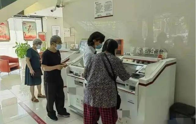 Kh&aacute;ch gửi tiết kiệm 451 triệu đồng nhưng kh&ocirc;ng được ph&aacute;t sổ, 2 th&aacute;ng sau ph&aacute;t hiện đ&atilde; mua bảo hiểm nh&acirc;n thọ, ng&acirc;n h&agrave;ng khẳng định: &ldquo;Ch&uacute;ng t&ocirc;i l&agrave;m đ&uacute;ng quy tr&igrave;nh&rdquo;- Ảnh 1.