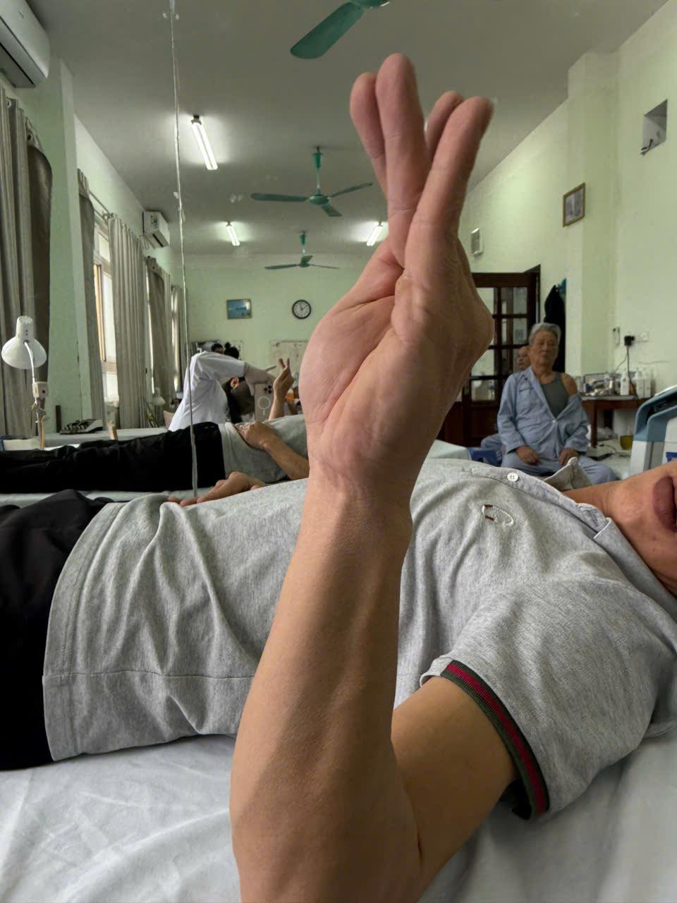 Ngủ gật 30 ph&uacute;t trong giờ l&agrave;m, người đ&agrave;n &ocirc;ng 37 tuổi bỗng liệt d&acirc;y thần kinh, kh&ocirc;ng nhấc nổi cổ tay- Ảnh 1.