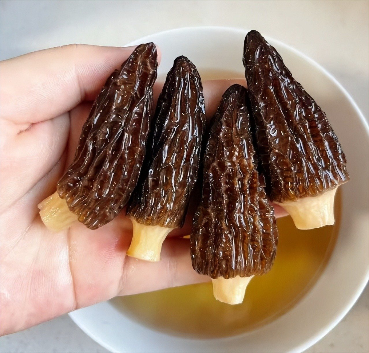 Loại c&acirc;y dại mọc um t&ugrave;m ở Việt Nam, "trời T&acirc;y" b&aacute;n gi&aacute; 13 triệu đồng/kg vẫn c&oacute; người r&uacute;t hầu bao- Ảnh 2.