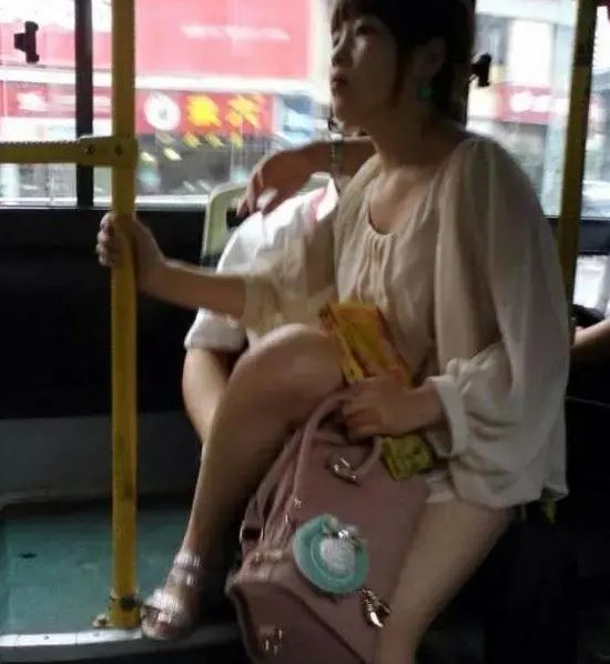 Con trai 5 tuổi hồn nhi&ecirc;n bảo: "Mẹ ơi, c&ocirc; kia mặc hở hang nhỉ!", phản ứng của người mẹ khiến ai cũng khen nức nở!- Ảnh 1.