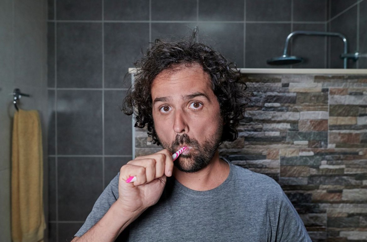 B&aacute;c sĩ cảnh b&aacute;o "bạn c&oacute; thể đ&atilde; đ&aacute;nh răng sai c&aacute;ch suốt cả cuộc đời"- Ảnh 1.