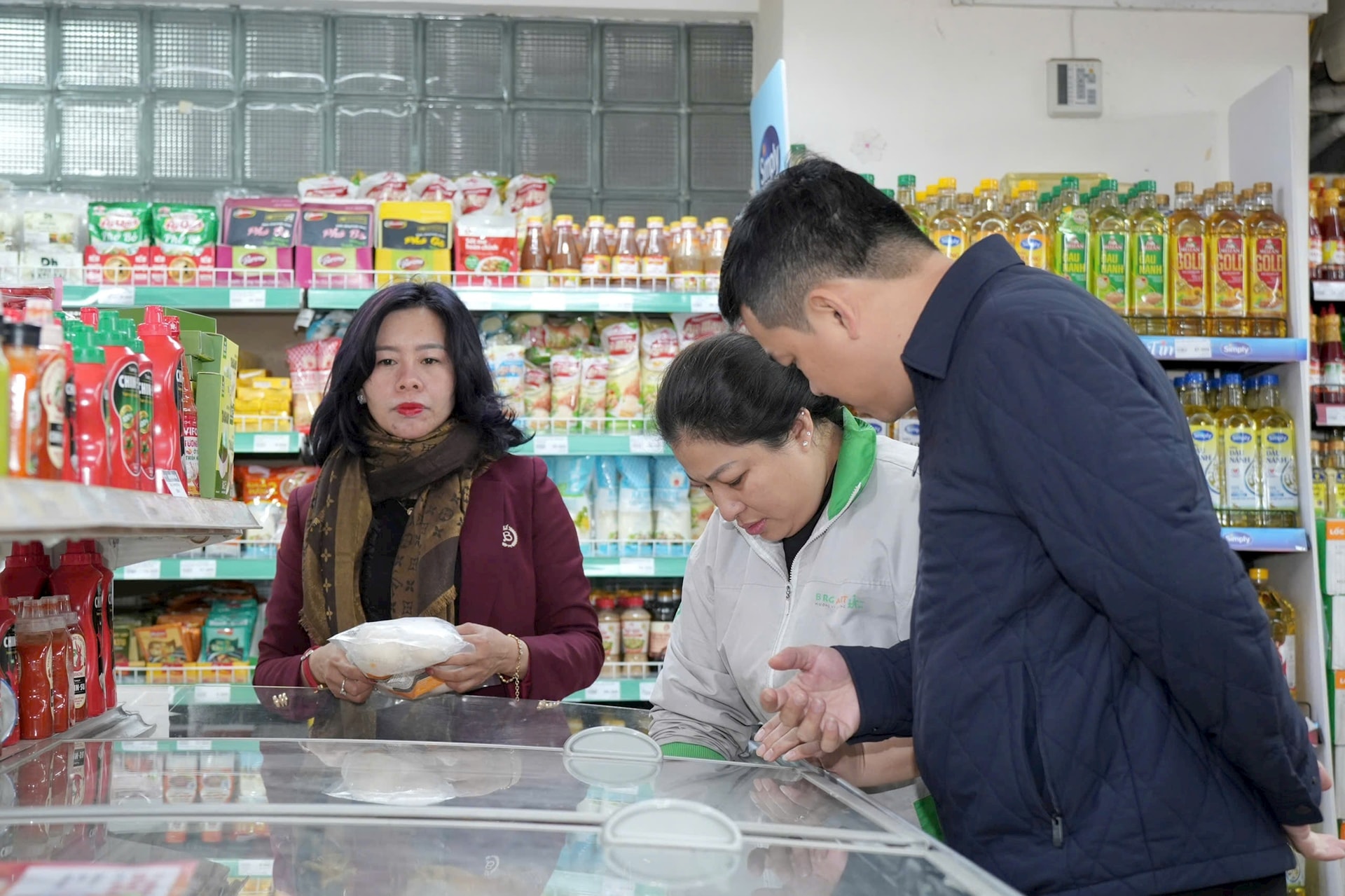 Đột xuất kiểm tra: Một si&ecirc;u thị tại H&agrave; Nội bị ph&aacute;t hiện thực phẩm kh&ocirc;ng nh&atilde;n m&aacute;c, vi phạm điều kiện bảo quản- Ảnh 2.